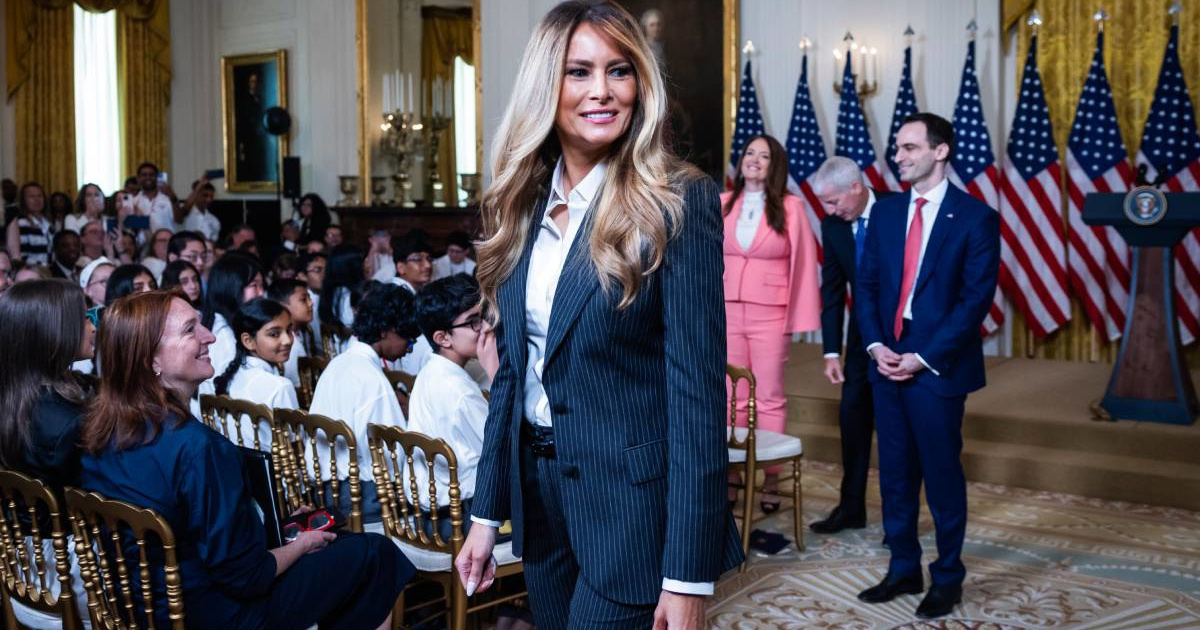 Skriveni detalj na sakou Melanije Trump ukrao pažnju. Što otkriva o njoj?