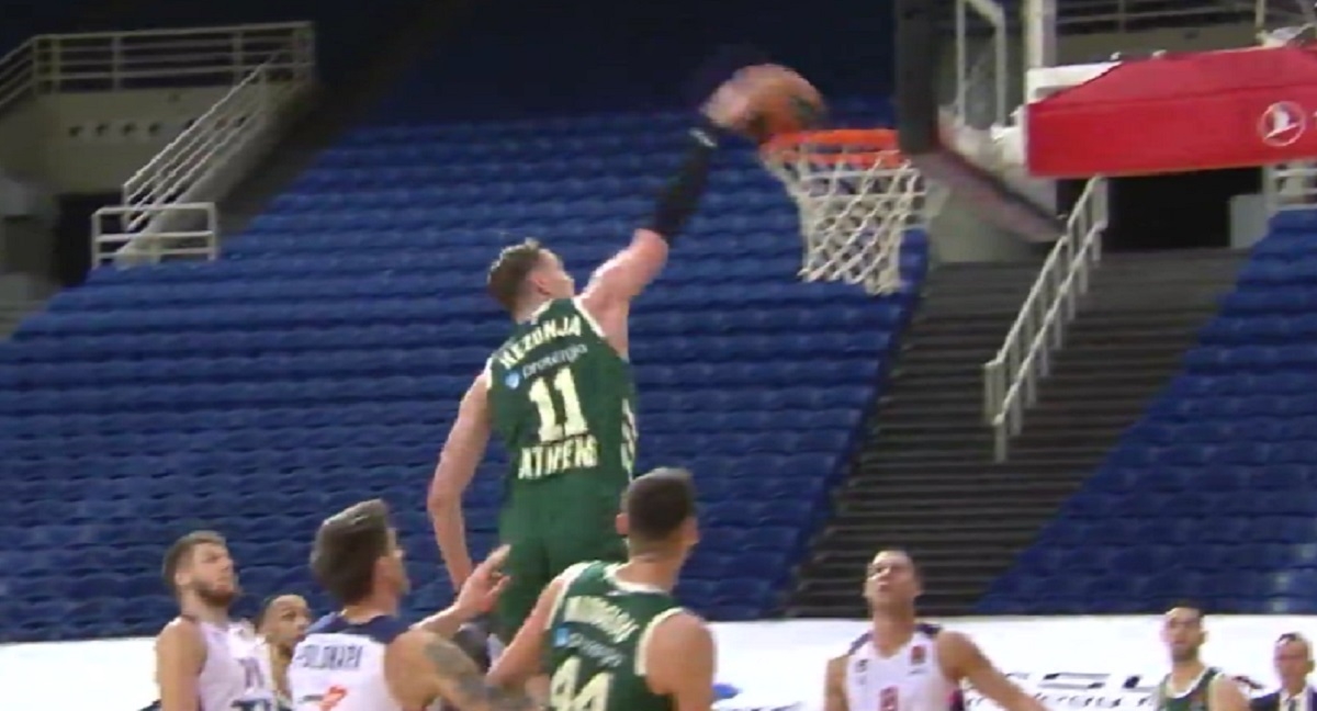 Pogledajte moćno zakucavanje Hezonje nakon kojeg su igrači skočili s klupe