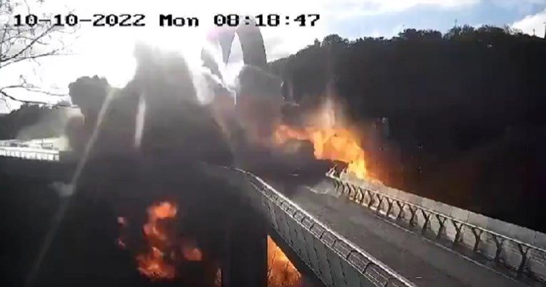 Širi se snimka. Čovjek šeće mostom u Kijevu, a onda se dogodi eksplozija