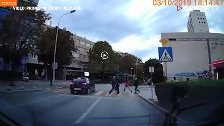 VIDEO Divljak u Splitu dvaput projurio preko zebre, na metar od pješaka