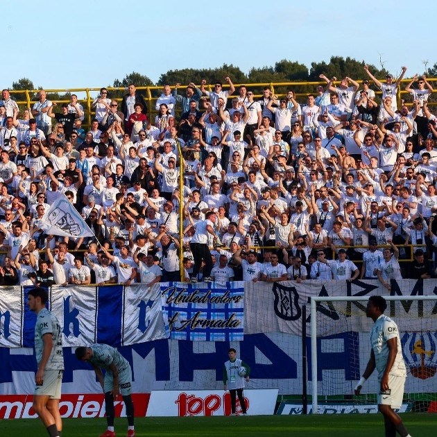 Armada bakljom zamalo pogodila svog igrača i nakratko prekinula utakmicu