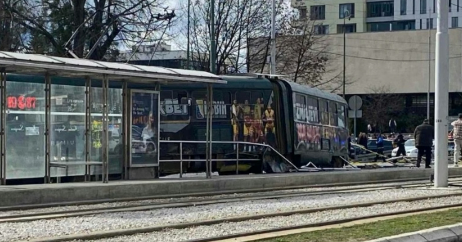 FOTO Nesreća u Sarajevu: Tramvaj iskliznuo s tračnica, jedna osoba poginula