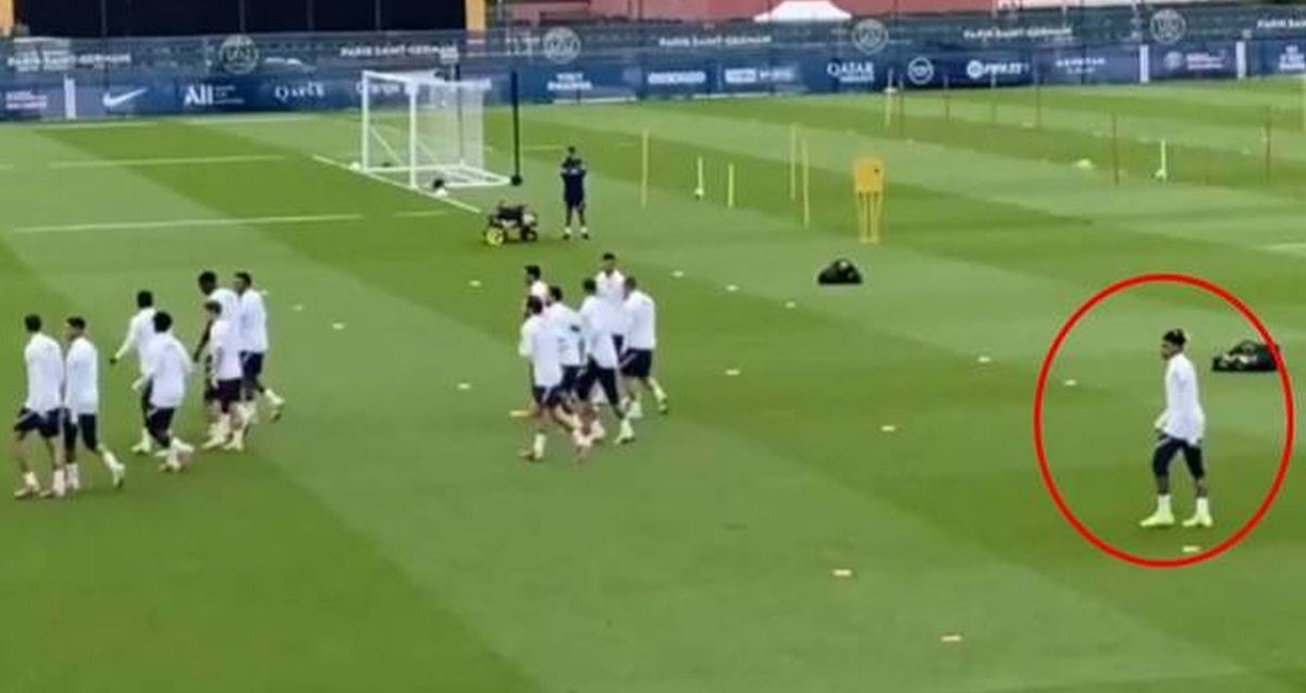 Svi igrači PSG-a na jednoj strani, Mbappe sam na drugoj. Pogledajte viralni video