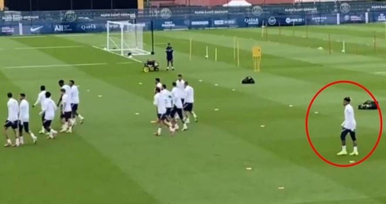 Svi igrači PSG-a na jednoj strani, Mbappe sam na drugoj. Pogledajte viralni video