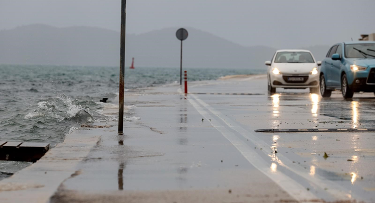 Ceste su mokre i skliske. U tunelu Mala Kapela vozilo u kvaru