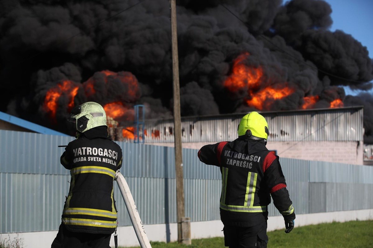 Vatrogasci se oglasili o požaru u Sv. Nedelji. "U skladištu je temperatura 1000 °C"