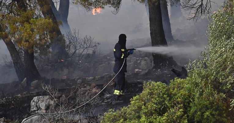 Požar kod Trogira lokaliziran, ali još nije ugašen