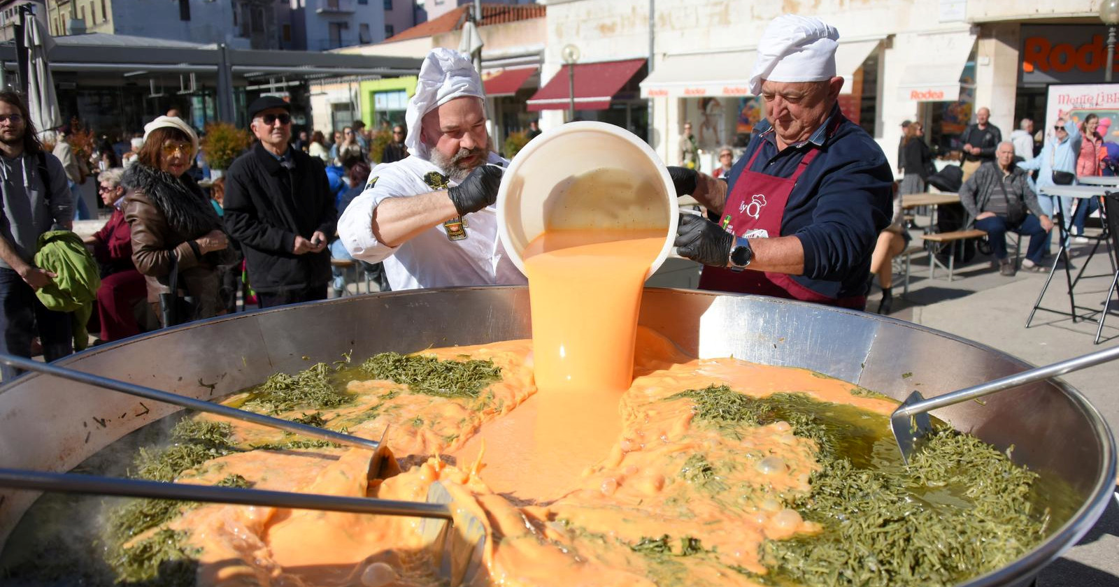 FOTO U Puli pripremljena fritaja od 1600 jaja, 20 kg šparoga i 4 kg mladog luka