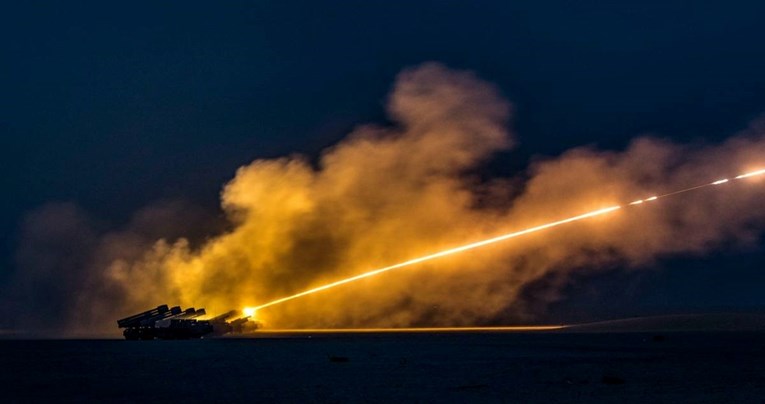 Ukrajina: Rusi fosfornim bombama napali Zmijski otok. SAD šalje Ukrajini moćne rakete