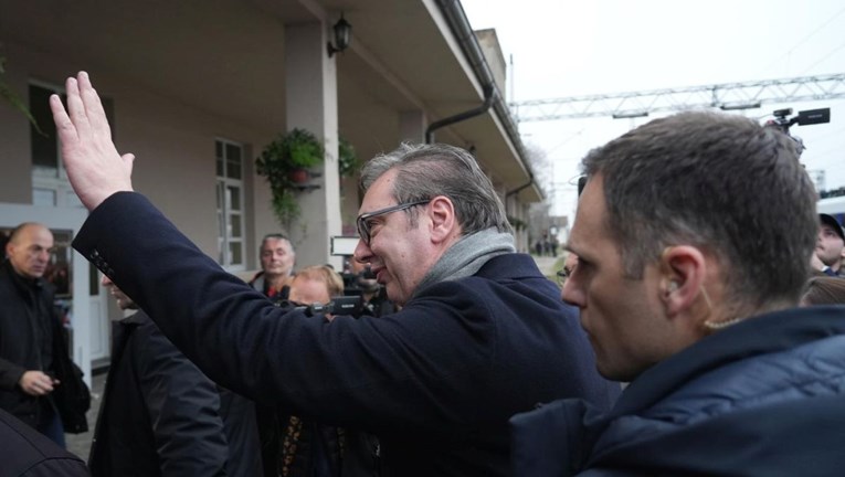 Jučer iz Republike Srpske na Vučićev miting stiglo 200 autobusa. Jedan je kamenovan