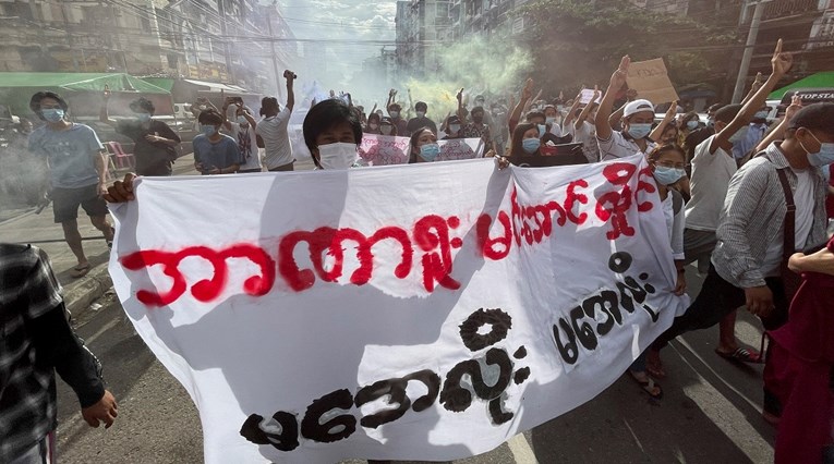 Vojni auto zabio se u prosvjednike u Mjanmaru, poginulo petero ljudi