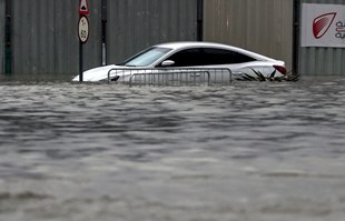 Katastrofalne poplave u Dubaiju. U jednom danu palo kiše koliko inače u godinu dana