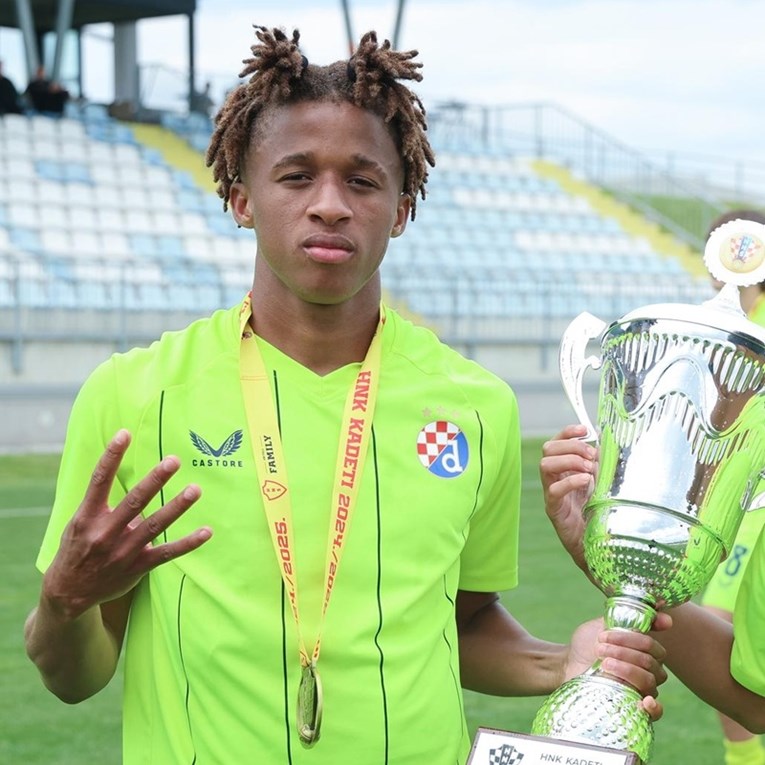 Nastavlja se priča oko Dinama i čuda od djeteta. Romano otkrio nove detalje