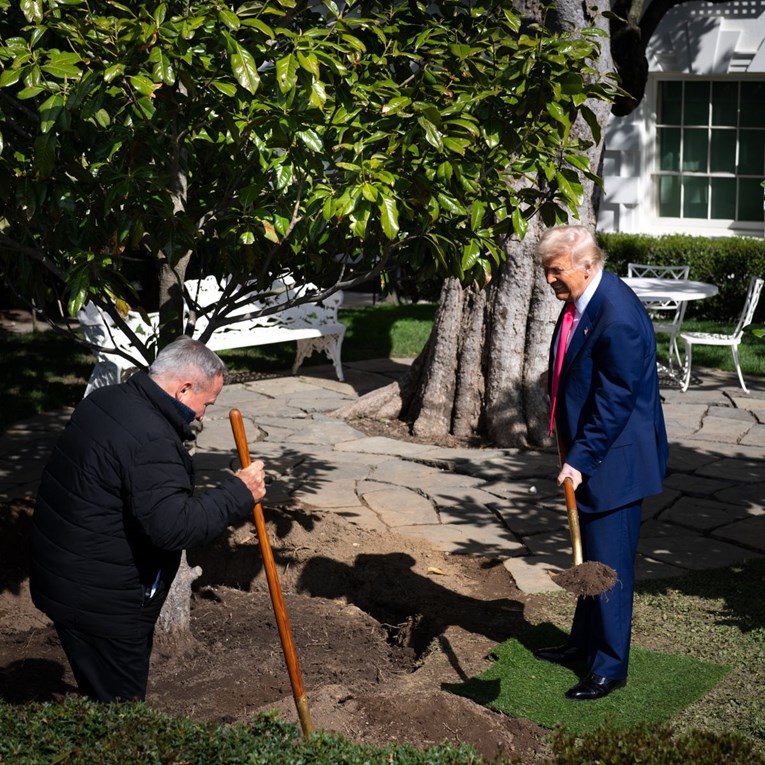 Donald Trump posadio MAGAnoliju u vrtu Bijele kuće