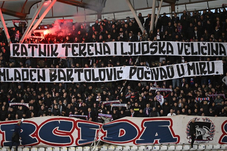 Torcida podigla transparent posvećen Bartoloviću