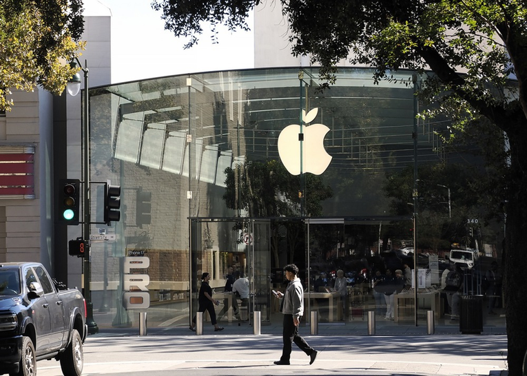 Programeri tvrde da Apple sebi daje prednost. Traže 2.3 milijarde eura