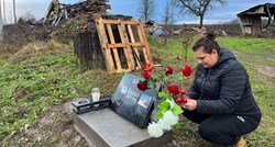 Darko je poginuo u potresu, majka mu postavila spomen-ploču pored srušene kuće