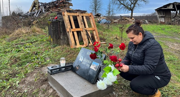 Ovdje je poginuo Darko. Majka mu postavila spomen-ploču, ruševina je još uvijek tu