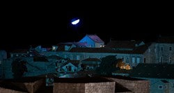 Svjetlost iznad zidina sinoć je privukla pažnju Dubrovčana, evo o čemu se radilo