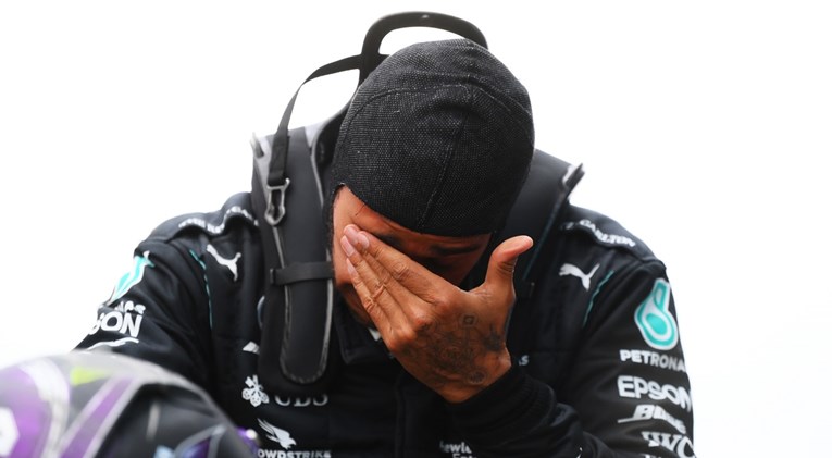 Hamilton plakao na radio nakon osvajanja naslova i poslao poruku djeci diljem svijeta