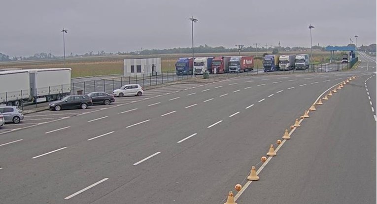 Zbog nevremena na dva prijelaza zaustavljen ulazak kamiona iz Hrvatske u Srbiju