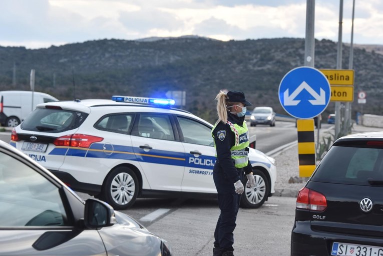 VIDEO Policija strogo kontrolira ulazak u gradove, na ulazu u Split ogromne gužve