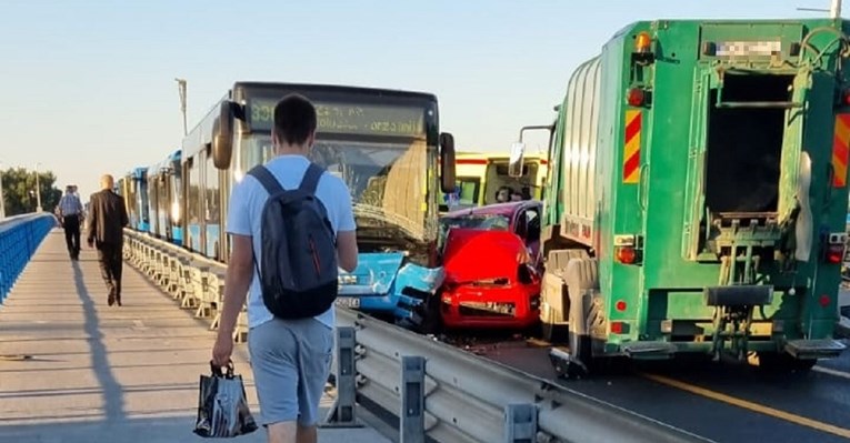 FOTO Teška nesreća u Zagrebu, auto zgnječen između kamiona i autobusa