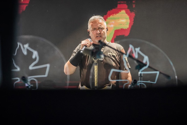 Thompson je rasprodao koncert u Stuttgartu za tri sata. Pokrenuta je peticija za otkazivanje