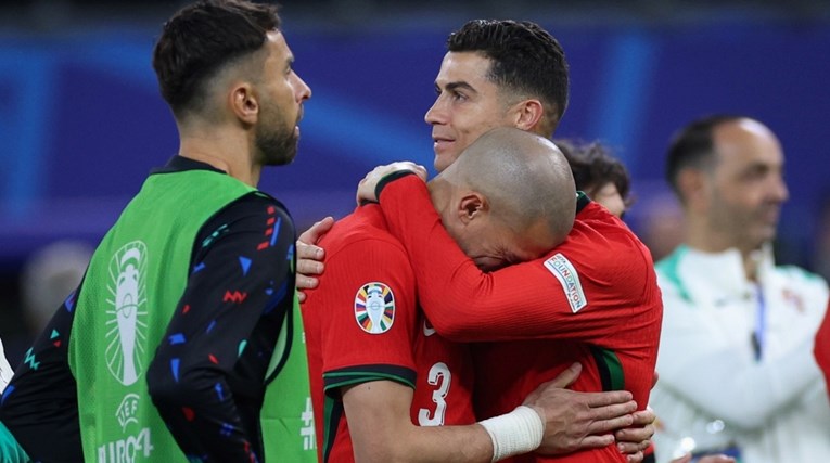 FOTO Pepe neutješno plače nakon ispadanja Portugala. Ronaldo ga grli i tješi