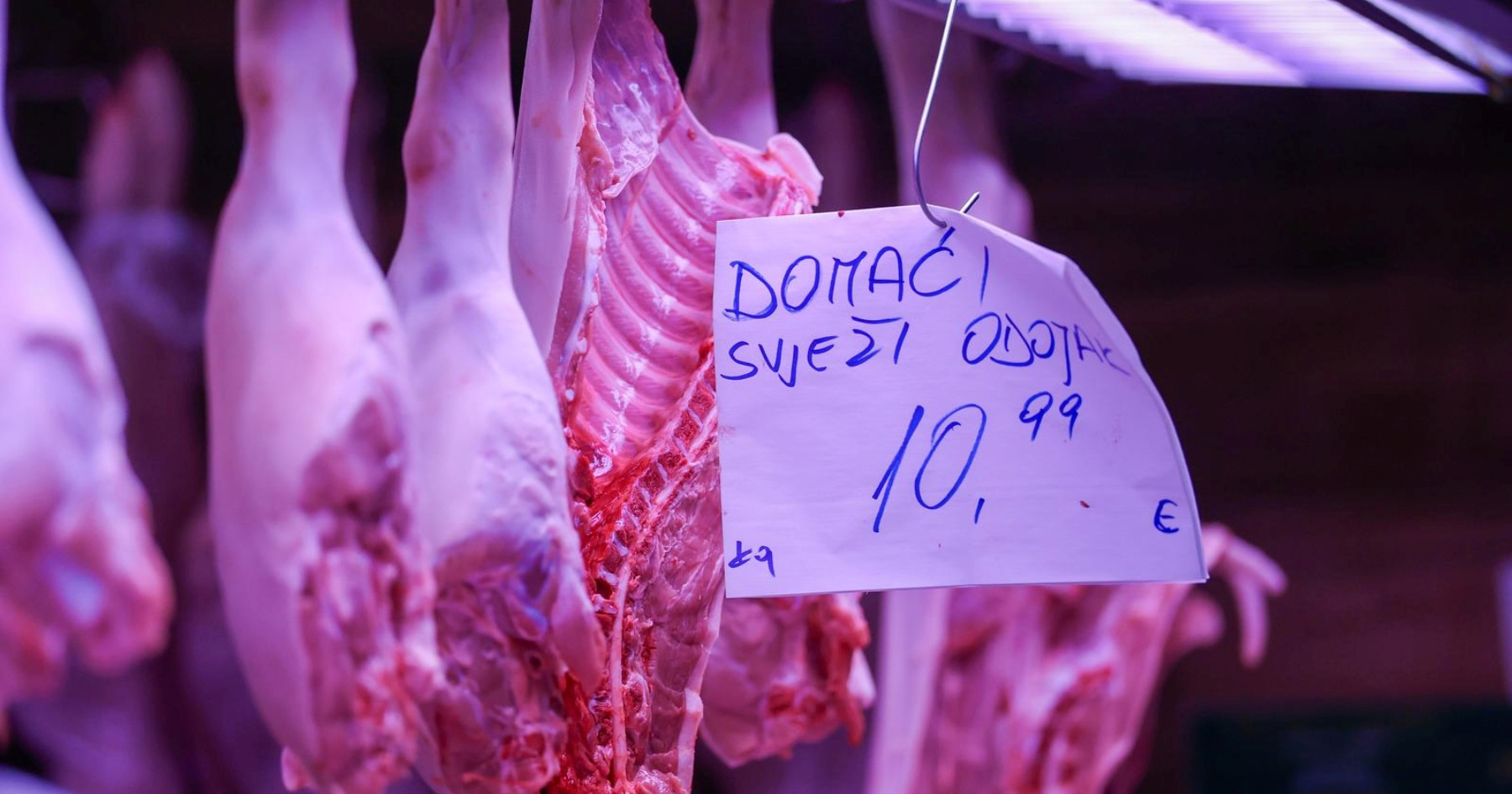 Na Dolcu jutros ogromne gužve. Svi kupuju odojak, pogledajte kako se kreću cijene