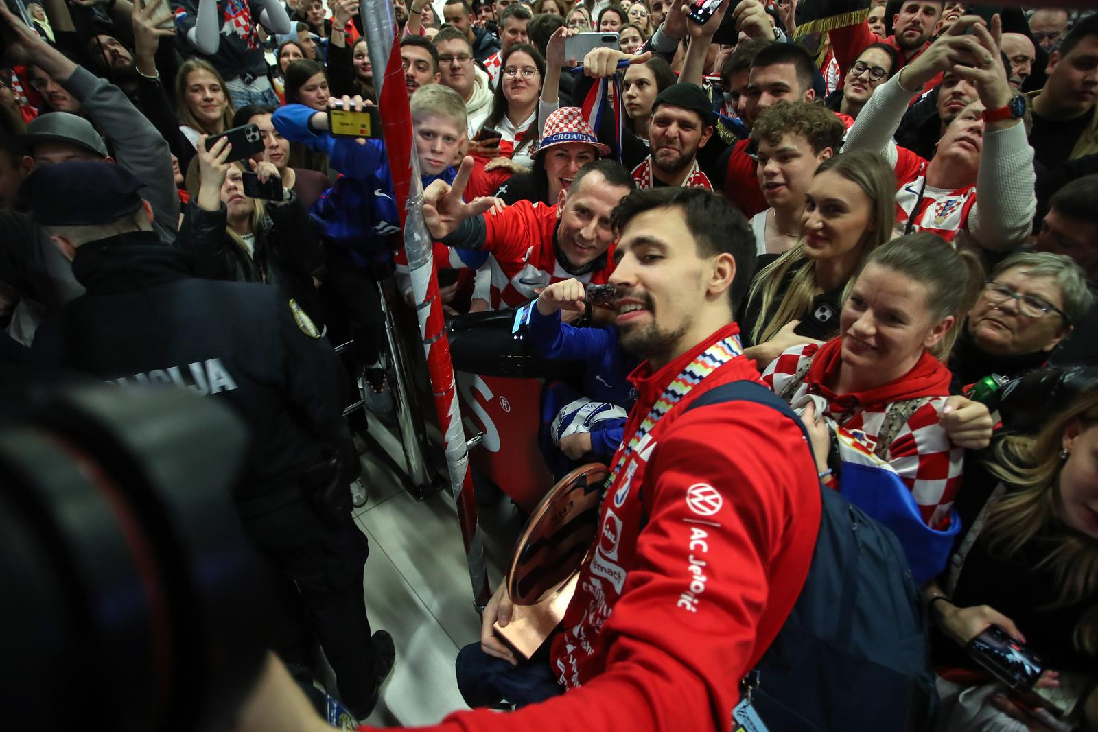 Vlada organizira doček na Trgu, dolazi Thompson. Policija ušla u prostorije Možemo