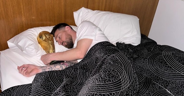 FOTO Messi spava s peharom