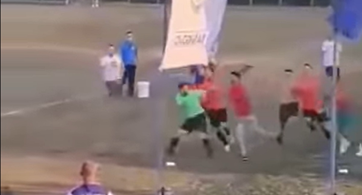 VIDEO Kaos na utakmici u BiH. Navijači uletjeli u teren pa pretukli suca i sutkinju