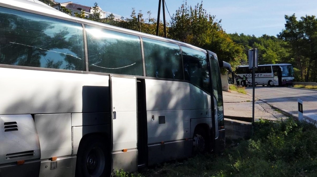 Teretnjak kod Virovitice naletio na školski bus, ozlijeđen samo jedan učenik