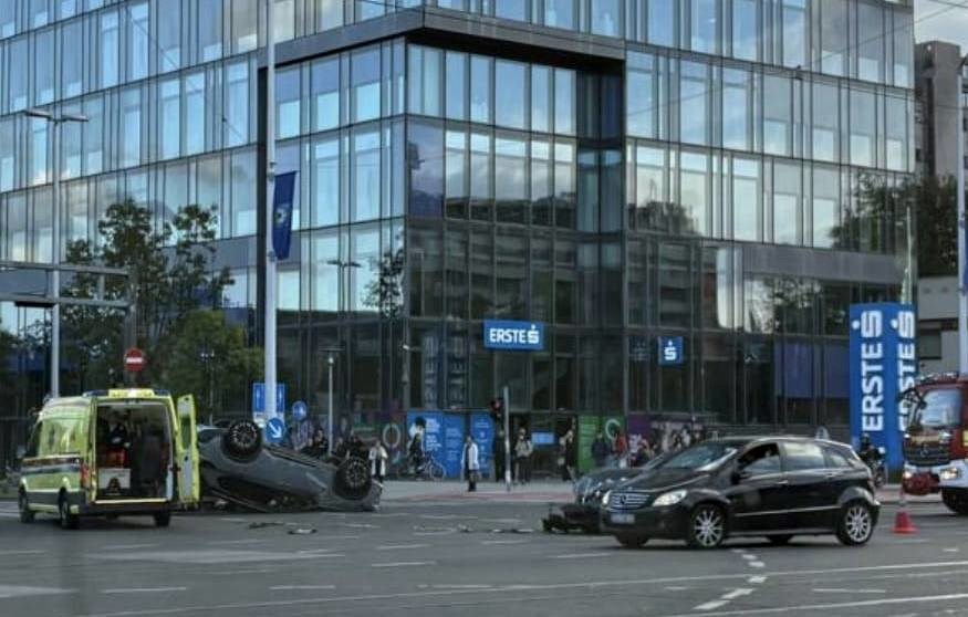 Sudar BMW-a i Nissana u Zagrebu, auto na krovu. Vozačica teško ozlijeđena