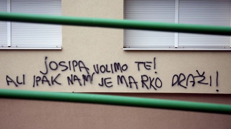 VIDEO Na zgradi gradske uprave u Kninu osvanuo grafit: "Josipa, volimo te, ali..."