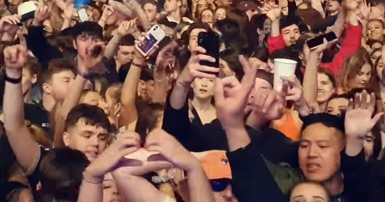 Tisuće ljudi na koncertu u Engleskoj bez maski i distance, pogledajte snimku