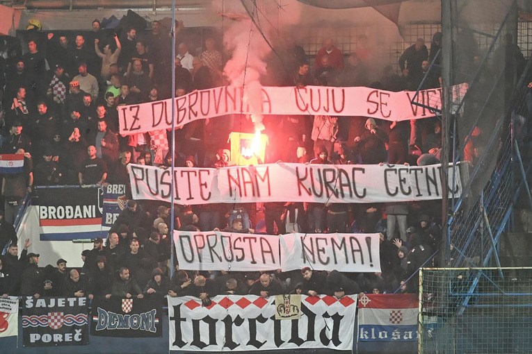 Hrvatski navijači u Podgorici podigli transparent o Dubrovniku: Oprosta nema