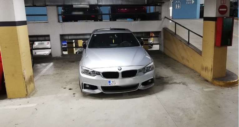 Vozač BMW-a u zagrebačkoj garaži parkirao na dva mjesta i otišao
