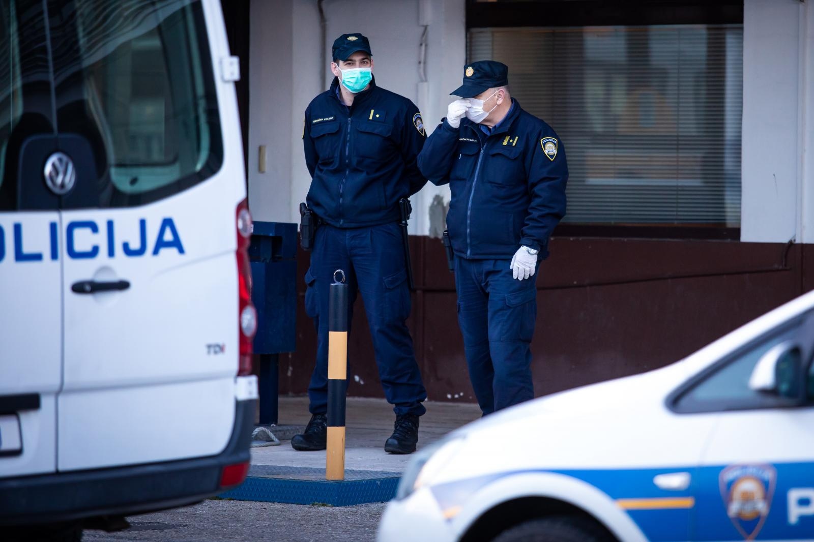 Maske nisu zaštita od virusa, policajci su ih jutros nosili. Pitali smo zašto