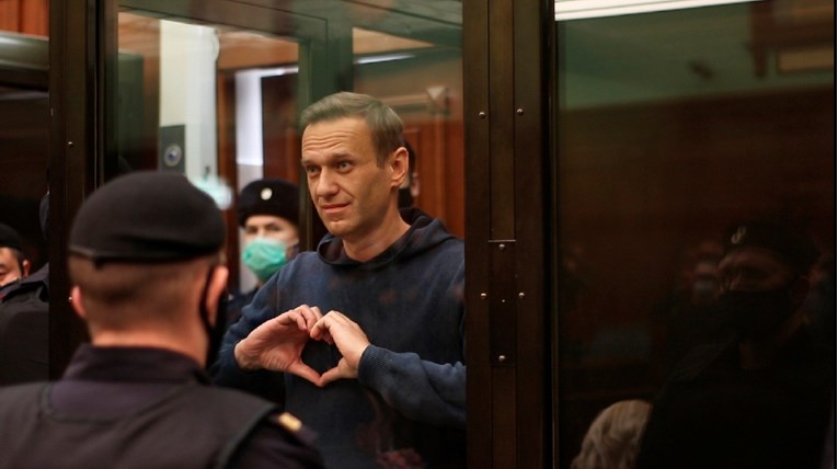VIDEO Pogledajte što je Navalni upućivao supruzi dok je slušao presudu