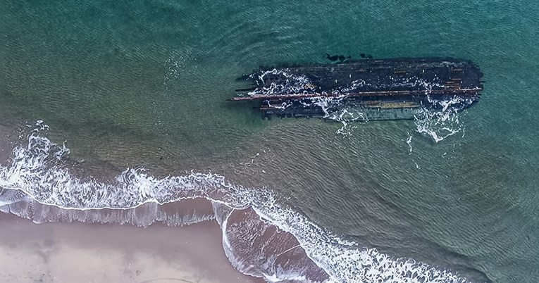 Misteriozna olupina broda pojavila se na obali Kanade, pogledajte snimku
