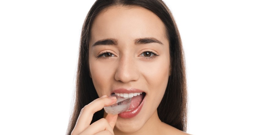 Zubar otkrio važne razloge zbog kojih nikada ne biste trebali grickati led