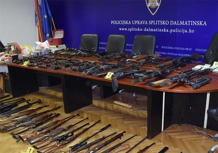 Splićanin kod kuće imao stotine puški, pištolja, bombi...