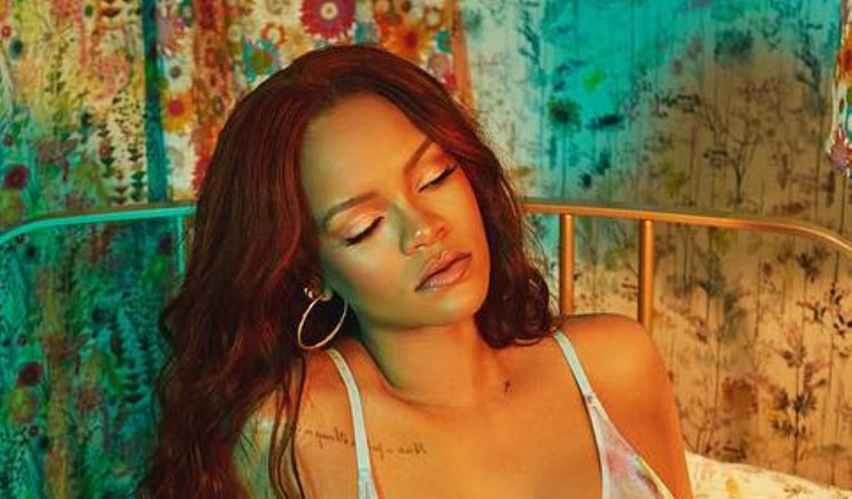 Rihanna u grudnjaku iz vlastite modne linije pokazala zanosne obline