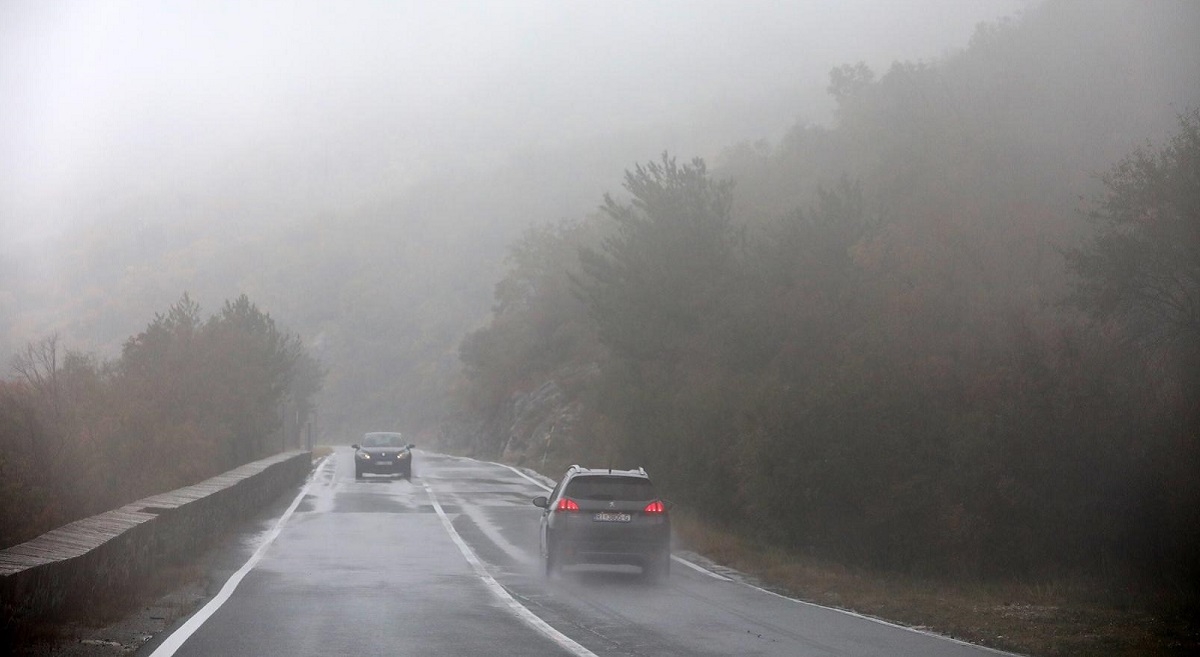 Ceste vlažne i skliske, na staroj cesti kroz Gorski kotar vozi se jednim trakom