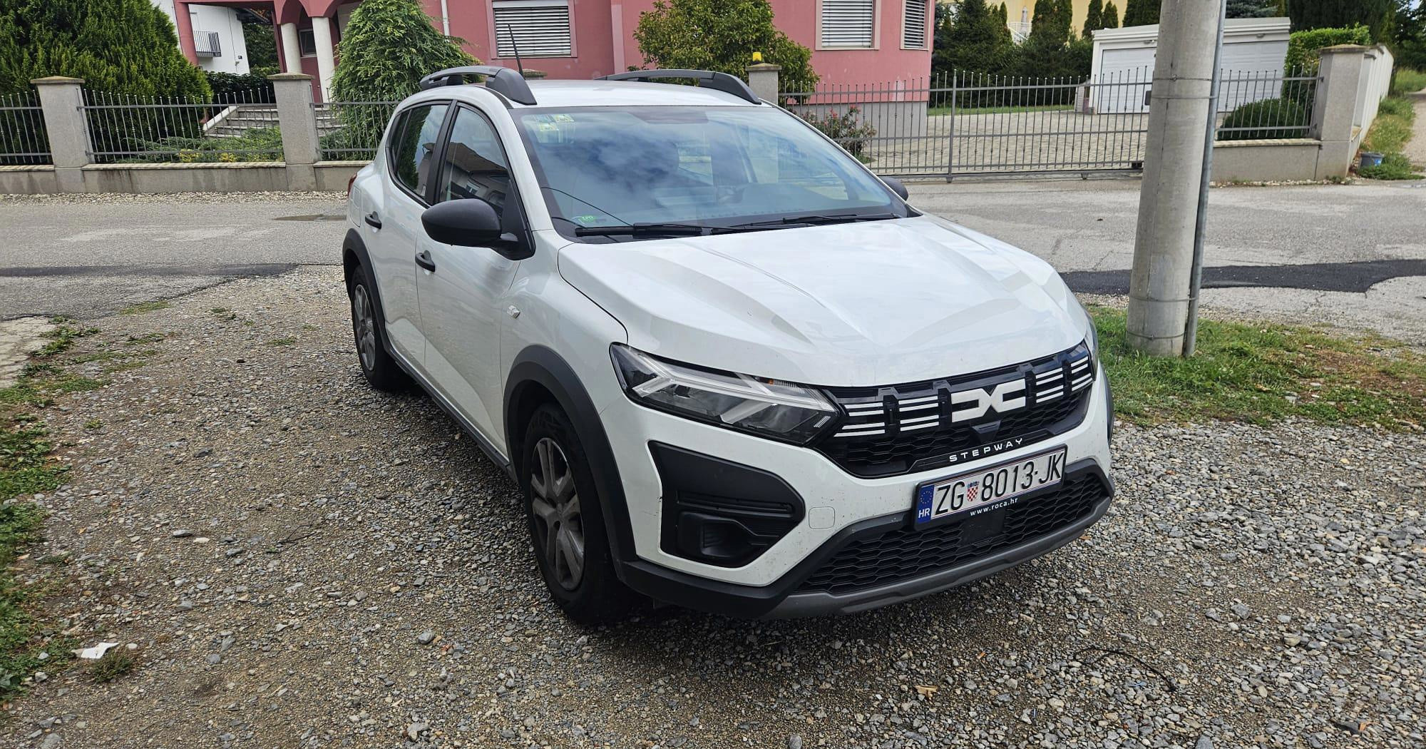 Ova Dacia Sandero Stepway ima tvornički plin i dolazi s dva seta guma. Prodaje se