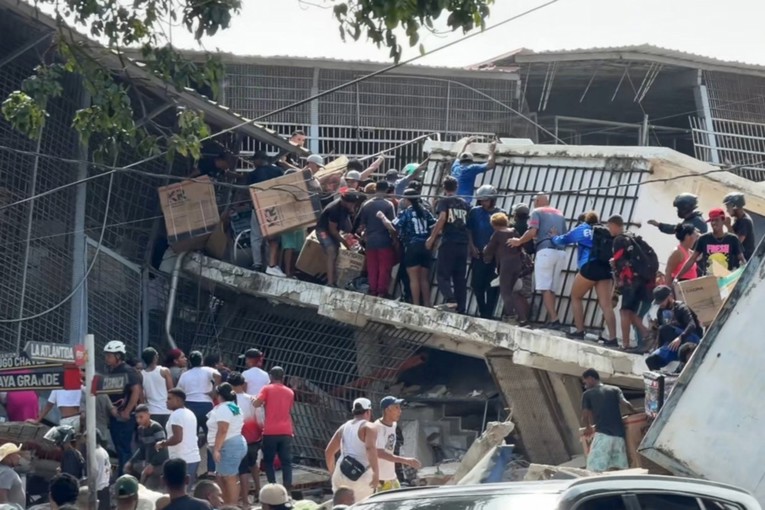 FOTO Masovne pljačke srušenih trgovina u Venezueli