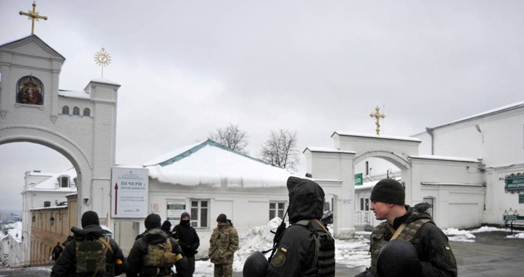 Stigle fotografije upada ukrajinskih specijalaca u samostan u Kijevu