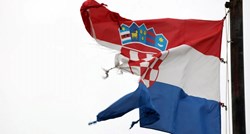 Djevojka (21) u Slavonskom Brodu zapalila hrvatsku zastavu, dobila kaznenu prijavu